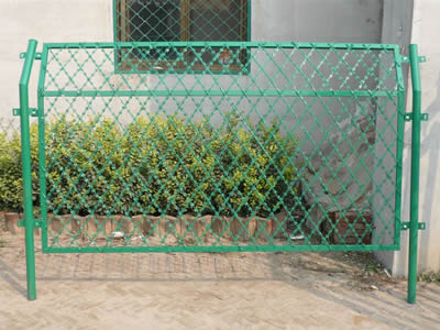 straight-razor-wire-fence-round-post
